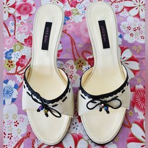 Open toes heeled shoes